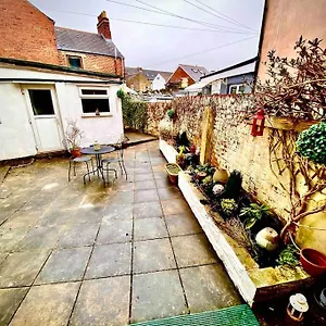 cosy-garden-flat-in-grangetown.cardiffhotelswales.com/